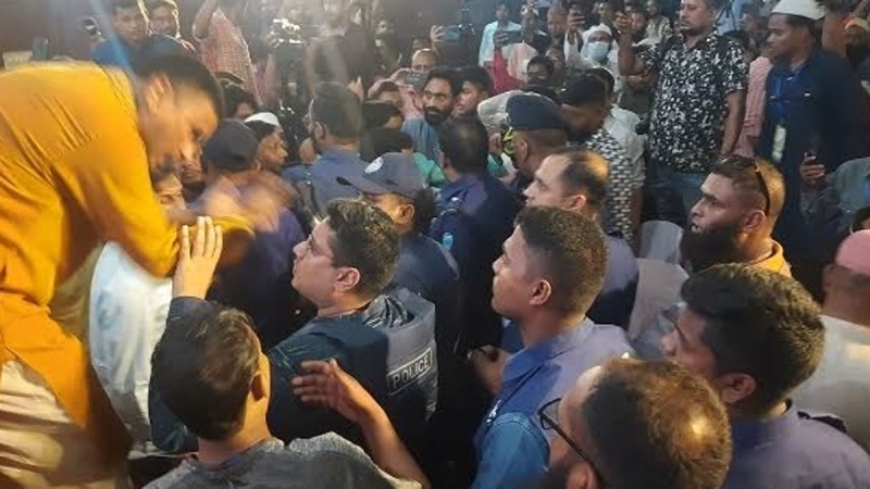 মাহফিলের প্রধান অতিথি আওয়ামী লীগের নেতা, এরপর যা ঘটল